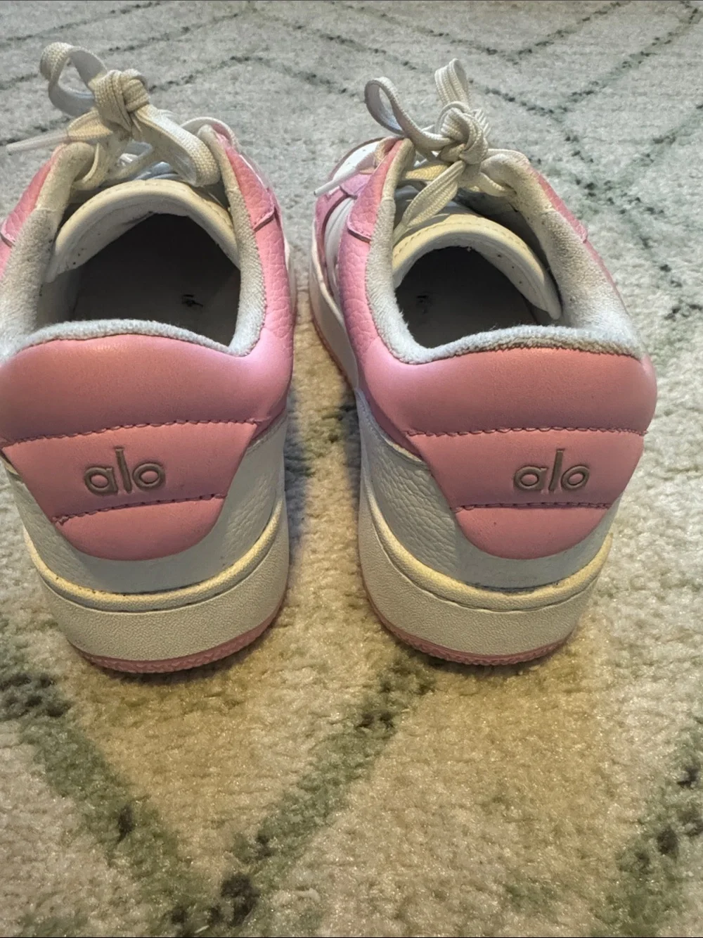 Alo Yoga - Recovery Mode Sneakers in Pink/White size 9
